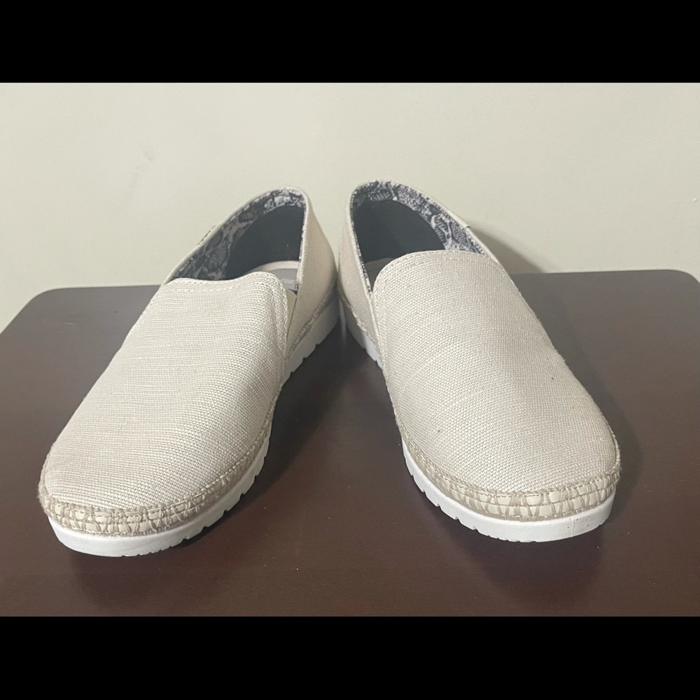 Bobs by skechers memory foam wide 9.5 slip ons